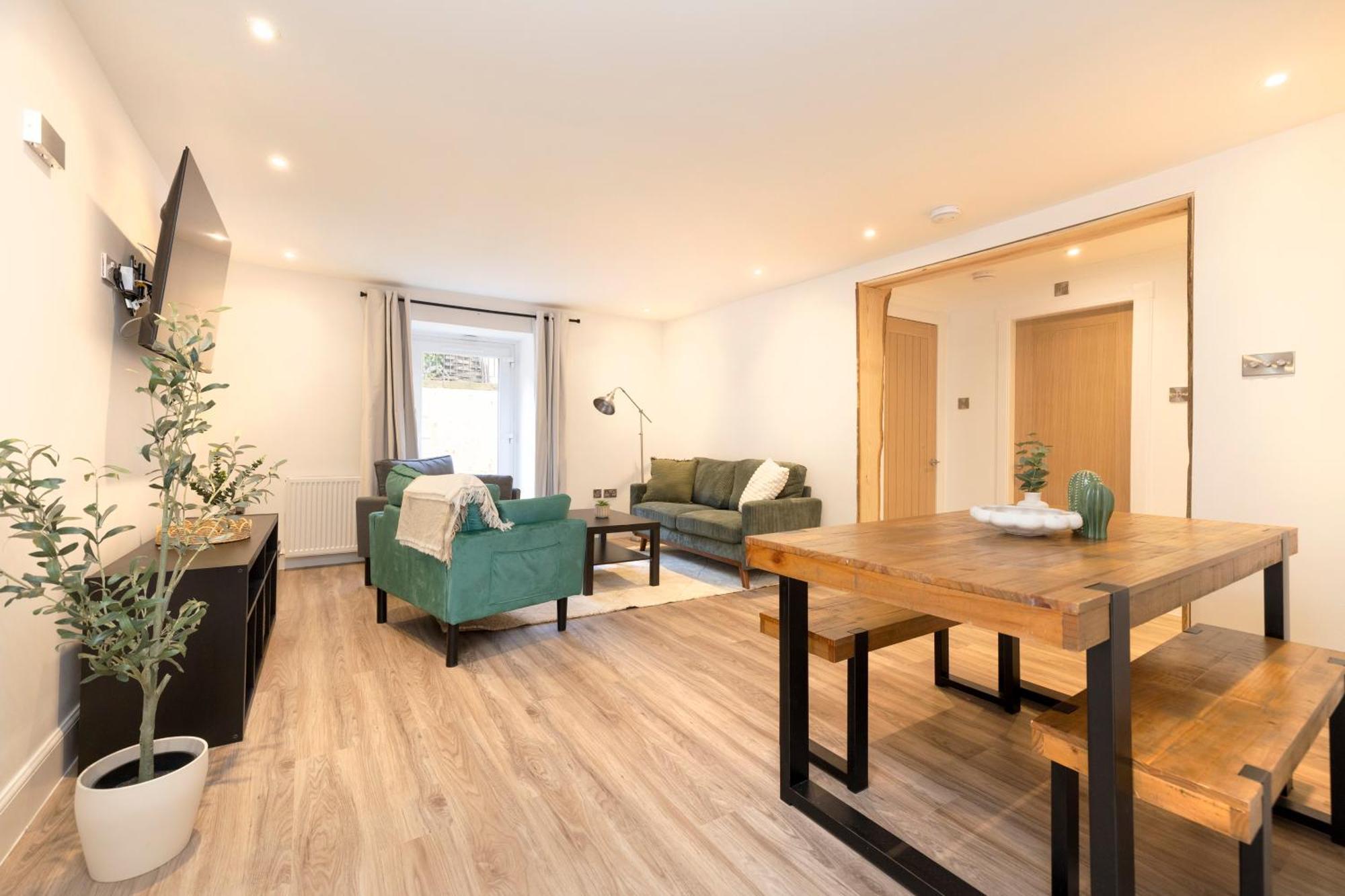Joivy 3Br Flat In Haymarket With Free Parking เอดินบะระ ภายนอก รูปภาพ