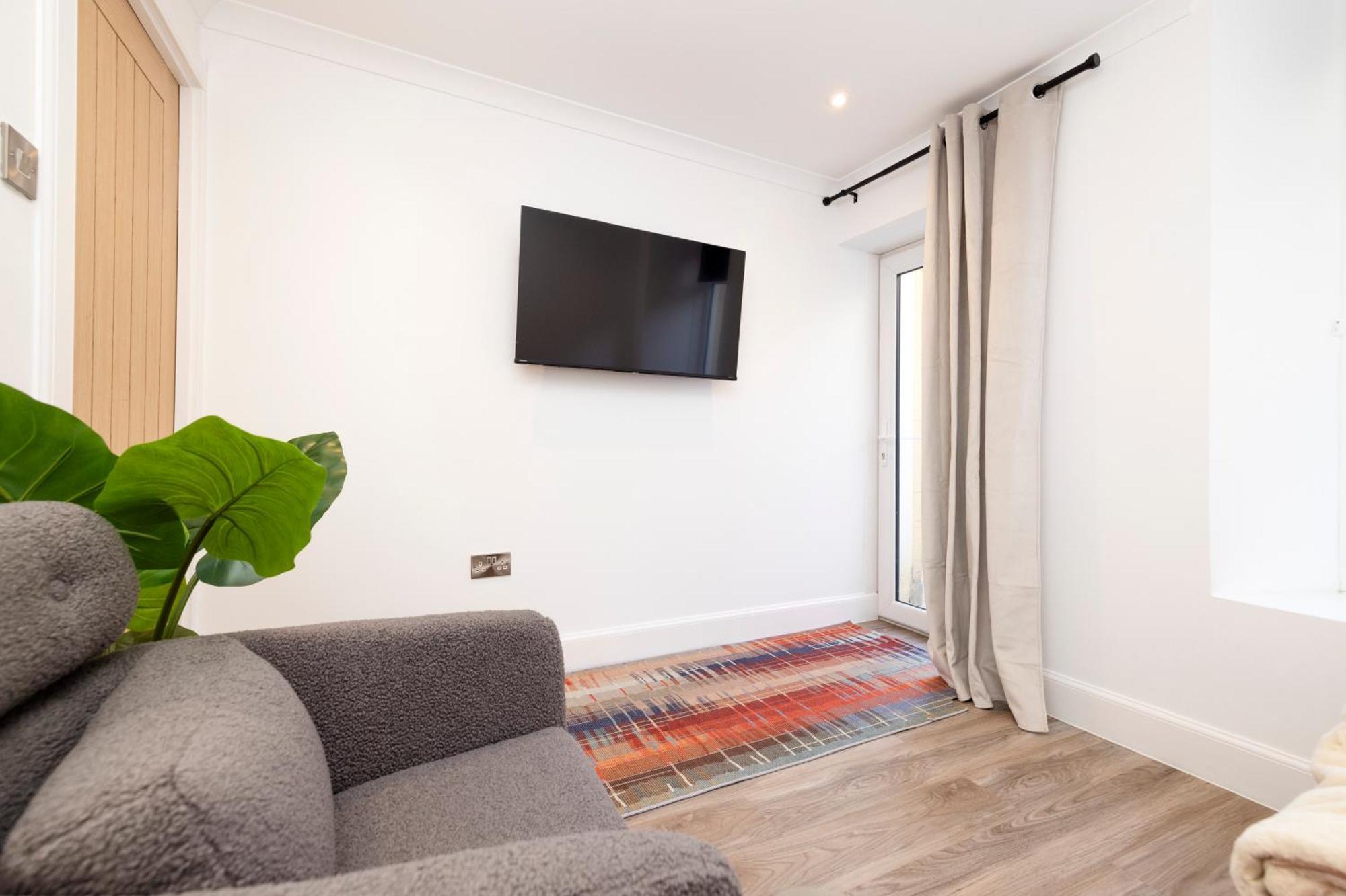Joivy 3Br Flat In Haymarket With Free Parking เอดินบะระ ภายนอก รูปภาพ