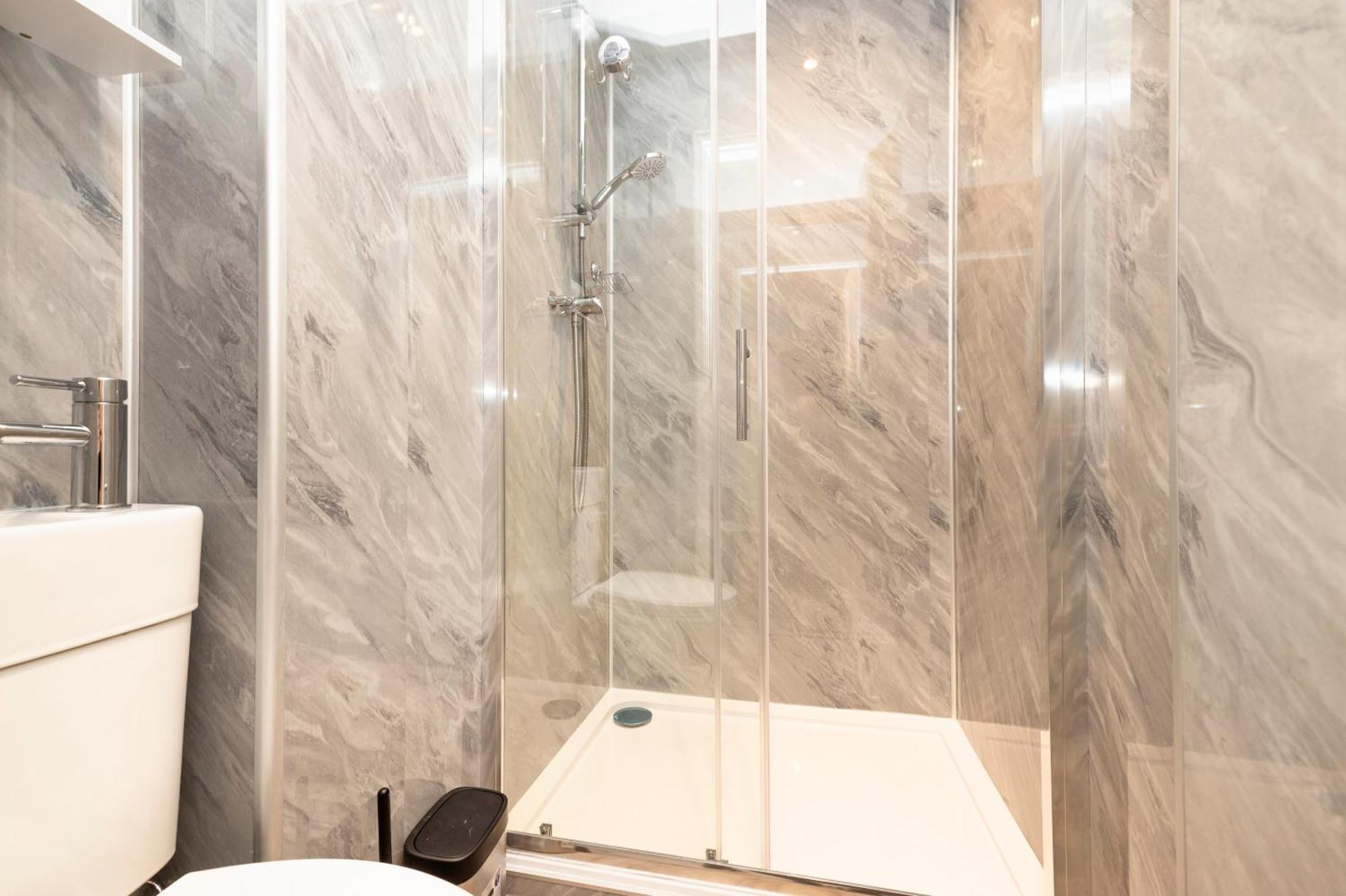 Joivy 3Br Flat In Haymarket With Free Parking เอดินบะระ ภายนอก รูปภาพ