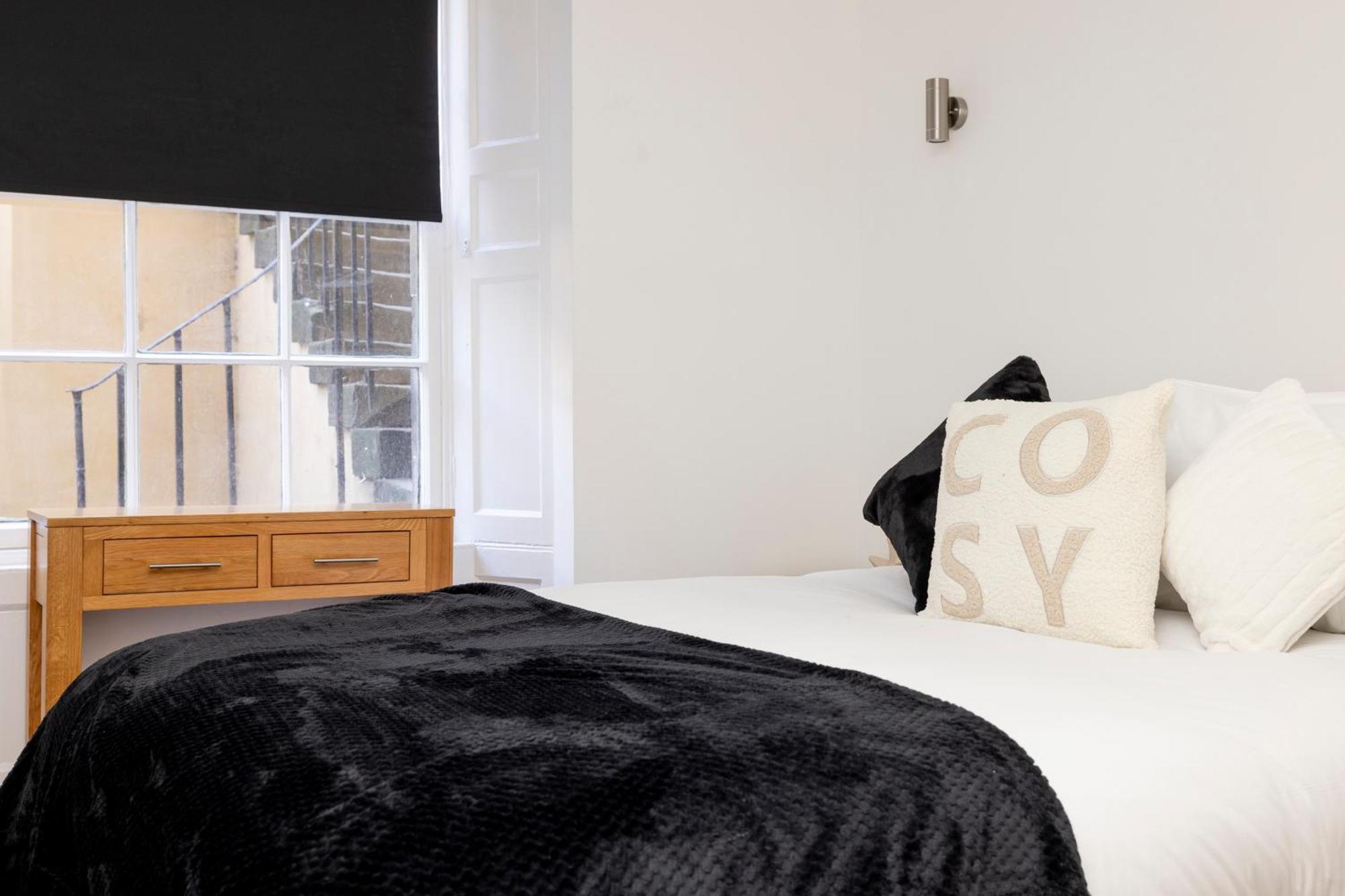 Joivy 3Br Flat In Haymarket With Free Parking เอดินบะระ ภายนอก รูปภาพ