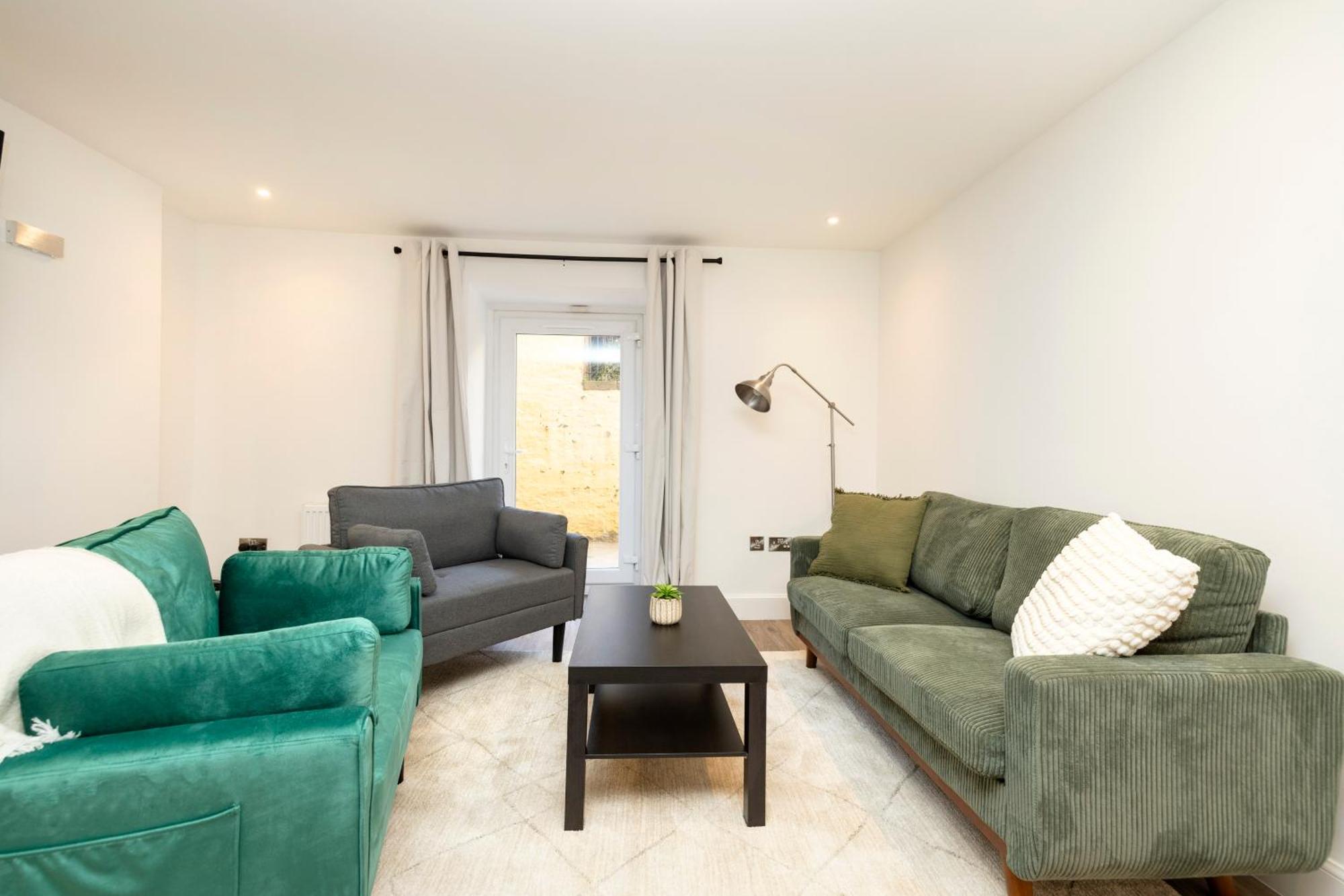 Joivy 3Br Flat In Haymarket With Free Parking เอดินบะระ ภายนอก รูปภาพ