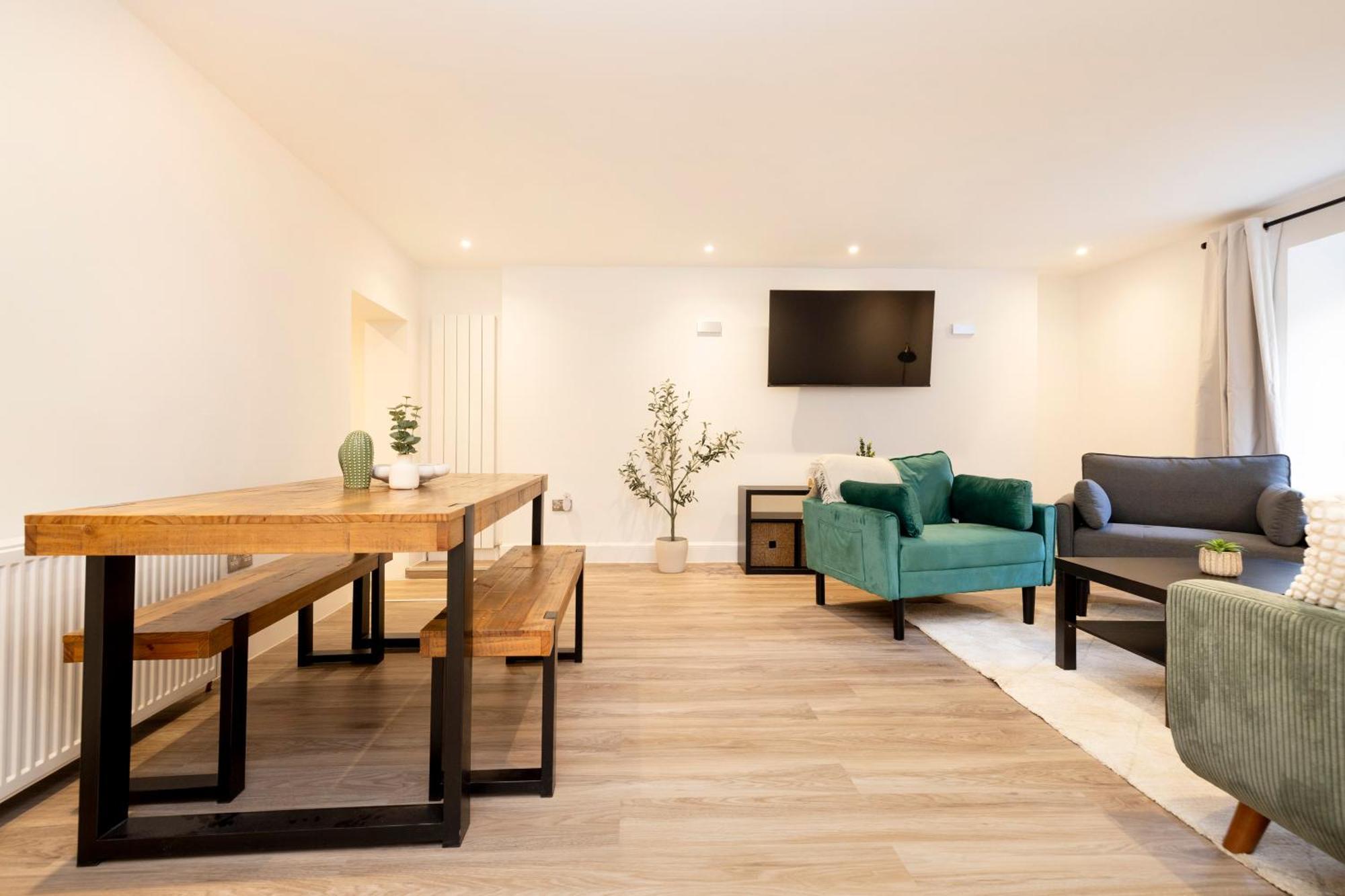 Joivy 3Br Flat In Haymarket With Free Parking เอดินบะระ ภายนอก รูปภาพ