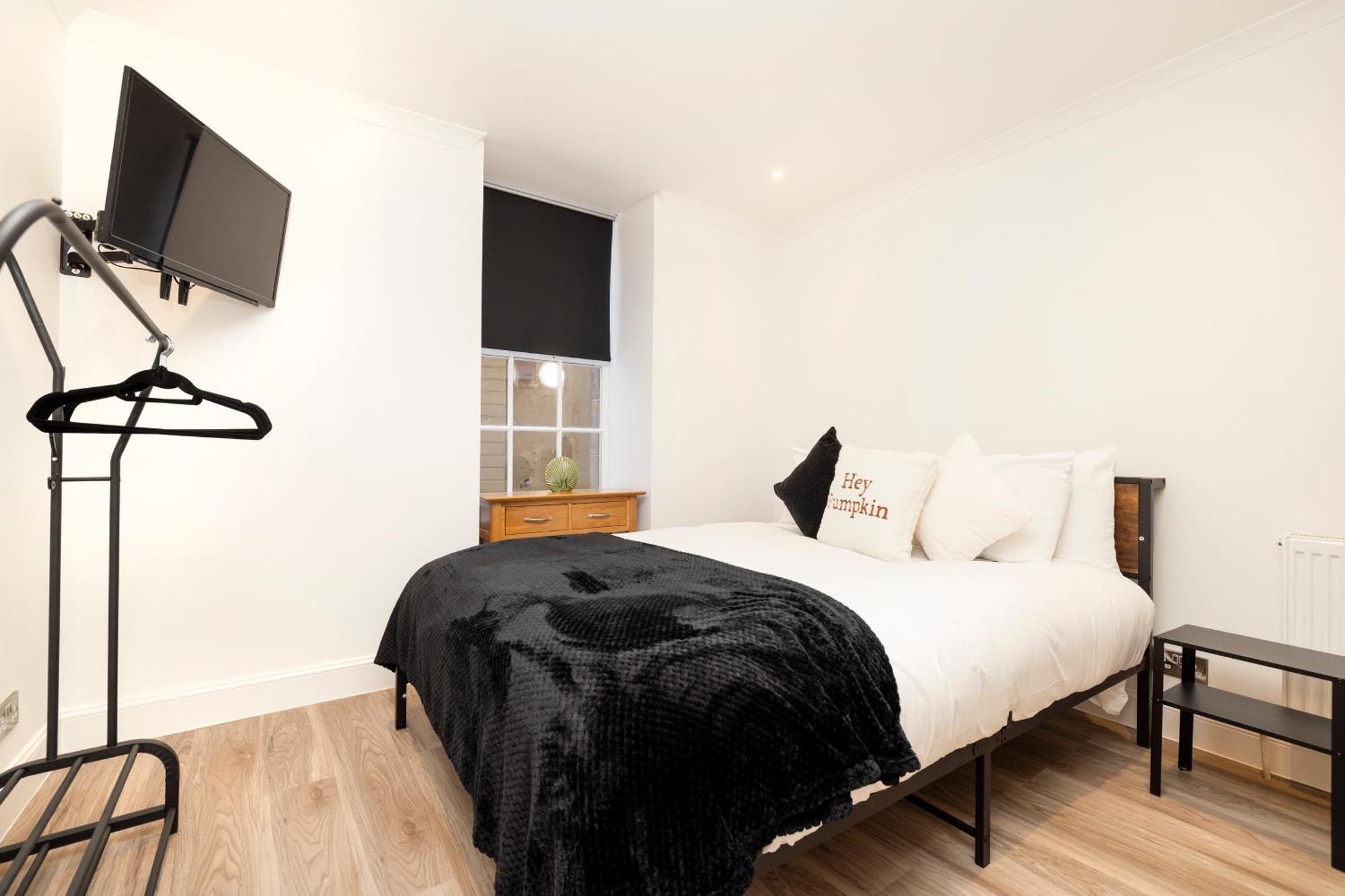 Joivy 3Br Flat In Haymarket With Free Parking เอดินบะระ ภายนอก รูปภาพ