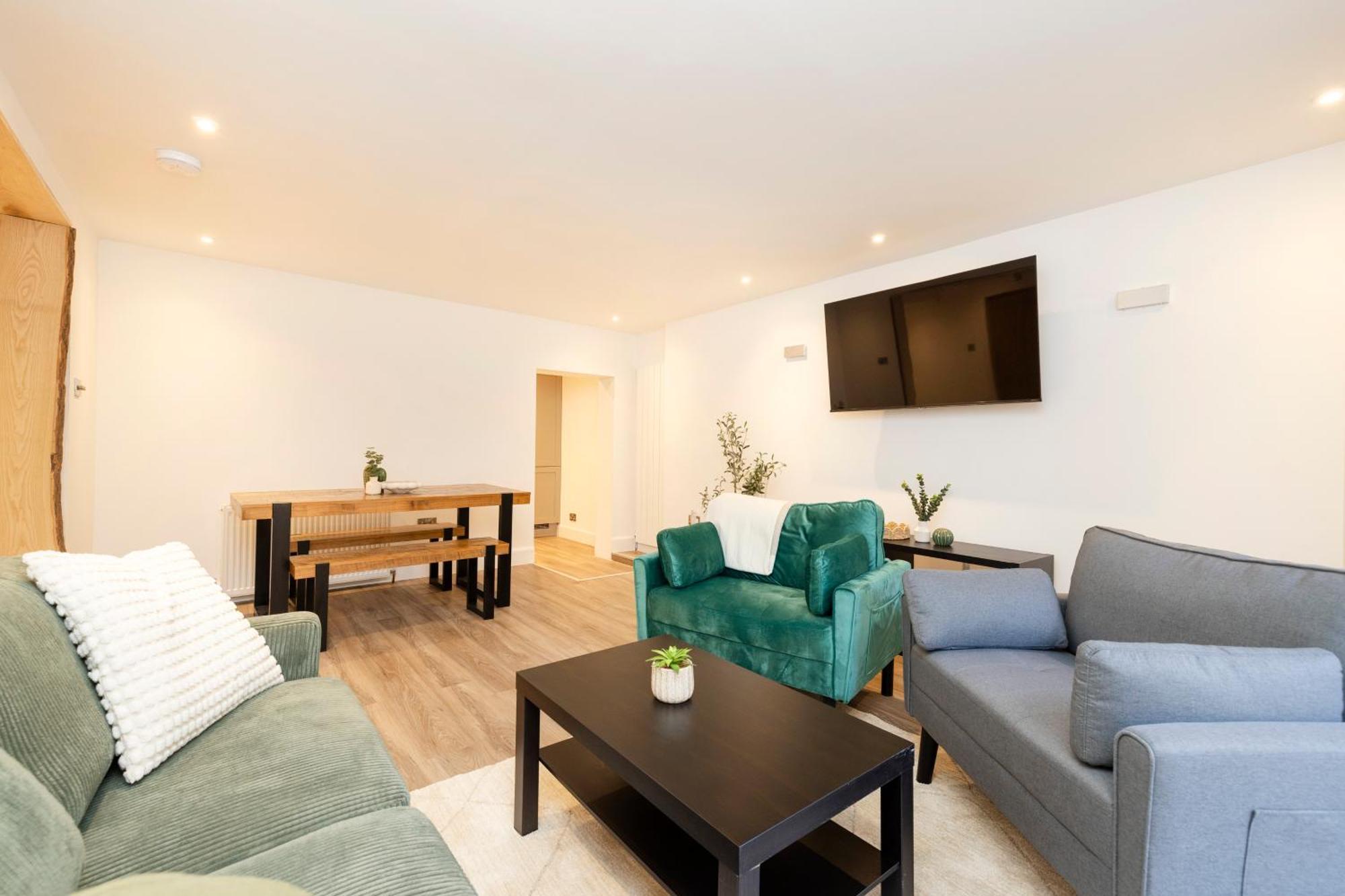 Joivy 3Br Flat In Haymarket With Free Parking เอดินบะระ ภายนอก รูปภาพ
