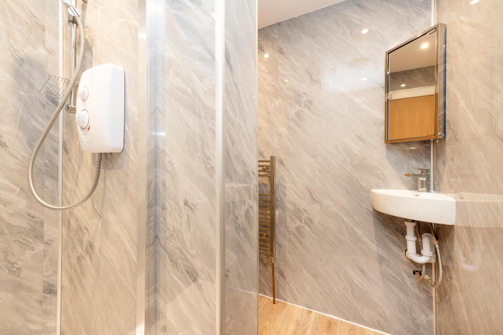 Joivy 3Br Flat In Haymarket With Free Parking เอดินบะระ ภายนอก รูปภาพ
